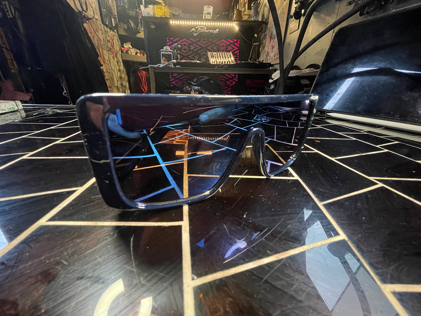 Blaue Sonnenbrille mit großen Seitengläsern